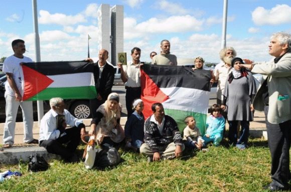 Refugiados palestinos em frente ao Itamaraty e ao Ministério da Justiça - Foto: Jornal do Brasil