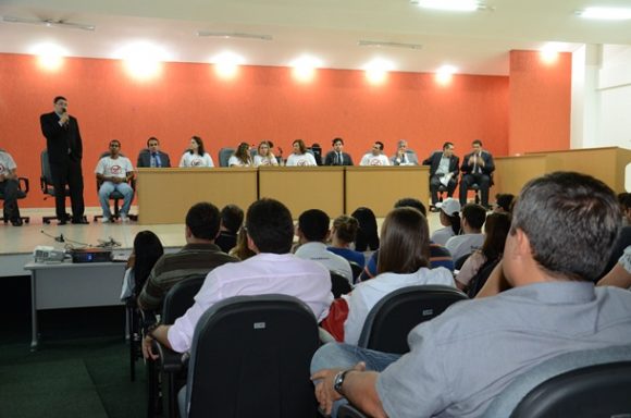 O Ato Público foi realizado no Tribunal de Juri do Fórum de Rondonópolis. Foto: Ricardo Costa/AGORA MT