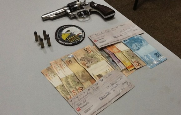 Revólver e dinheiro encontrado com o suspeito - Foto: Ronaldo Teixeira / AGORA MT
