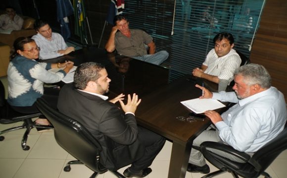 Reunião entre o prefeito e representantes da Santa Casa - Foto: assessoria