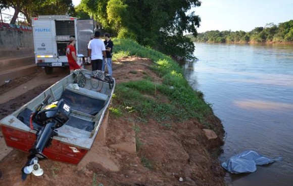 O corpo não identificado foi preso a margem direita do Rio Vermelho por um pescador - Foto: Ricardo Costa / AGORA MT