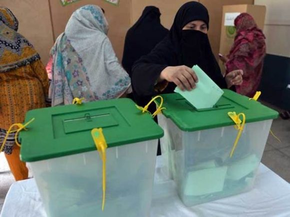 Paquistanesa vota em Islamabad. (Foto: Aamir Queeshi / AFP Photo)