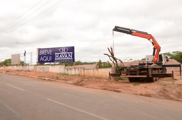 Máquina trabalhando no terreno onde será construido a Havan - Foto: Varlei Cordova / AGORA MT