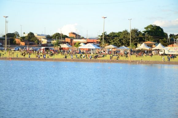Jogos regionais no lago em Alto Taquaria