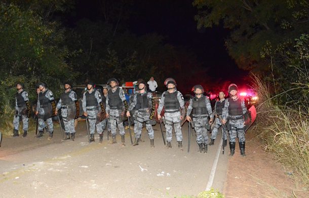 Imagem: Equipe de suporte durante a negociação para liberação da via. Foto: Ricardo Costa/AGORA MT