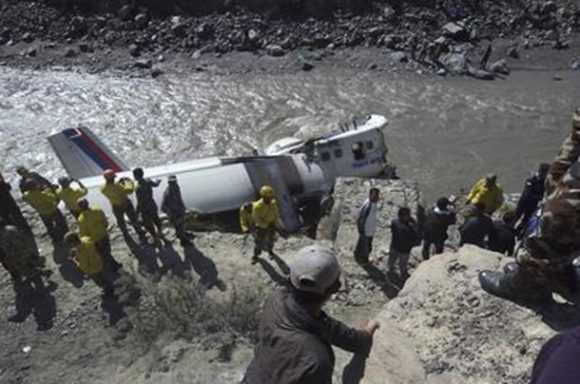 Todos as pessoas a bordo sobreviveram ao acidente -  Foto: AP