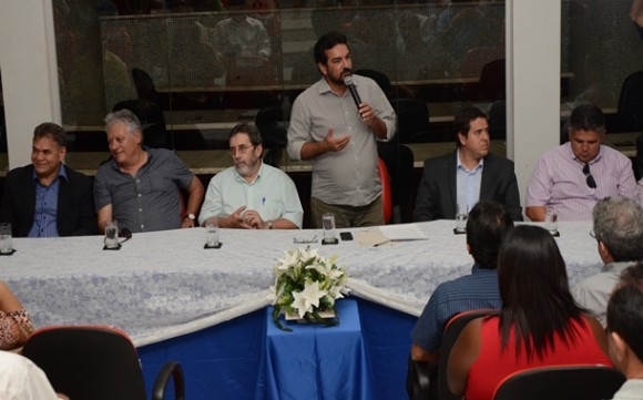 Composição da mesa durante o evento que lançou o programa de habitação - Foto: Varlei Cordova / AGORA MT