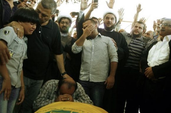 Corpos de militantes do Hezbollah, grupo favorável ao regime sírio, são velados no Líbano - Foto: AFP
