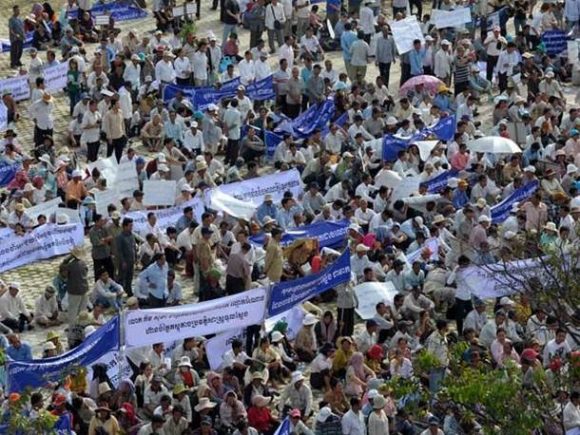 Dez mil pessoas participam de um protesto no Camboja