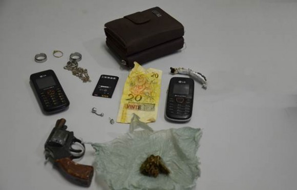 Drogas, arma de brinquedo e dinheiro apreendidos no Jardim Tropical - Foto: Ricardo Costa / AGORA MT