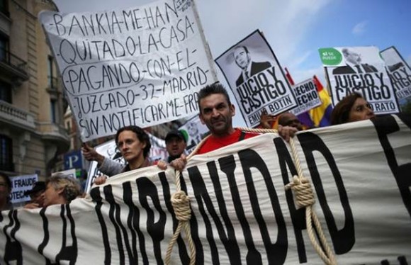 Espanhóis vão às ruas de Madri protestar contra a impunidade financeira no País neste sábado (8). (Foto: Juan Medina/Reuters)