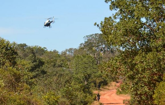 Helicóptero sobrevoando a área onde o suspeito pode estar escondido - Foto: Ricardo Costa / AGORA MT 