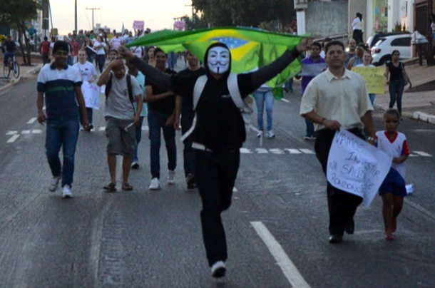 Manifestante mascarado - Foto: Varlei Cordova / AGORA MT