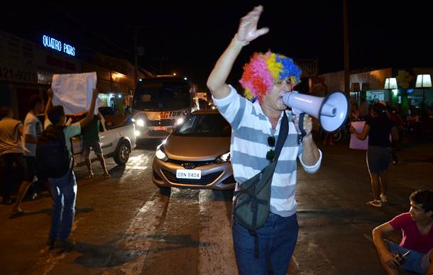 Manifestante na praça dos Carreiros - Foto: Ricardo Costa