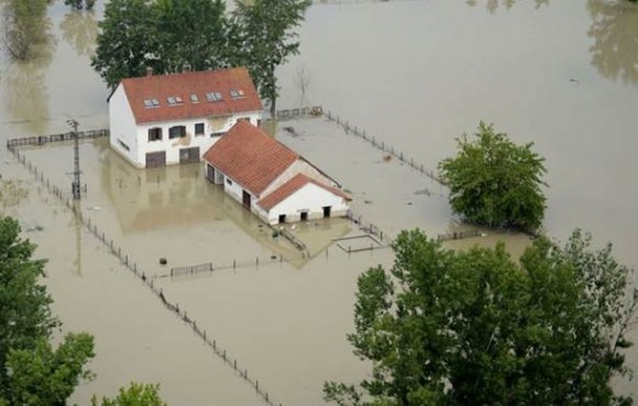 Área inundada perto da cidade de Esztergom, na Hungria (Foto: Sandor Szabo/AFP)