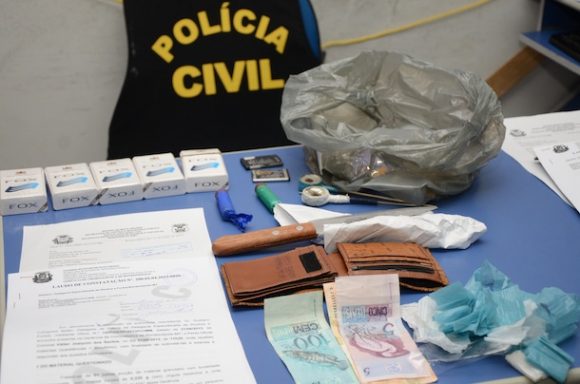 Droga e material apreendido com os suspeitos-Foto:Varlei Cordova/AGORA MT