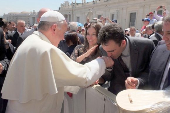 Rowles beija a mão do Papa - Foto: Reprodução