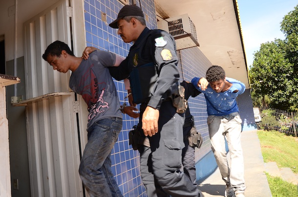 Imagem: Os rapazes foram presos em flagrante por roubo e porte ilegal de arma. Foto: Varlei Cordova/AGORA MT