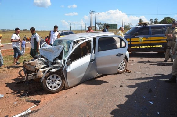 Carro parcialmente destruído - Foto: Ricardo Costa / AGORA MT
