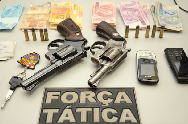 Imagem: Material encontrado com os assaltantes. Foto: Varlei Cordova/AGORA MT