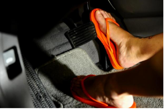 O chinelo é um dos tipos de calçado proibido para dirigir-Foto:Reprodução/Internet