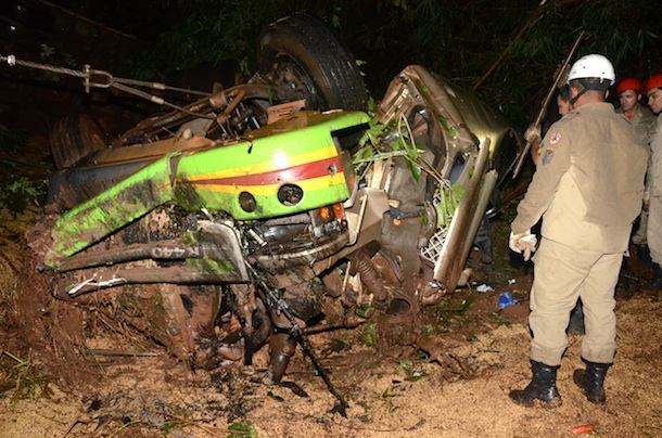 Imagem: A cabine da carreta ficou totalmente destruídaFoto:Varlei Cordova/AGORA MT
