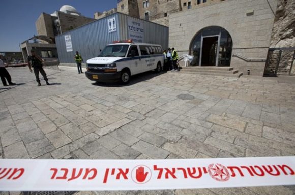 Policiais israelenses no local do incidente no Muro das Lamentações nesta sexta-feira (21) (Foto: AFP)