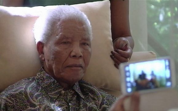 Nelson Mandela foi internado em um hospital de Pretória. Foto mostra Mandela em 29 de abril (Foto: SABC TV/AP)