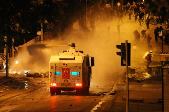  Manifestantes são reprimidos em Ancara na noite desta segunda AFP