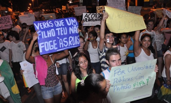 Manifestantes mostram cartazes em Alto Araguaia - Foto: Marcos Cardial / Você repórter