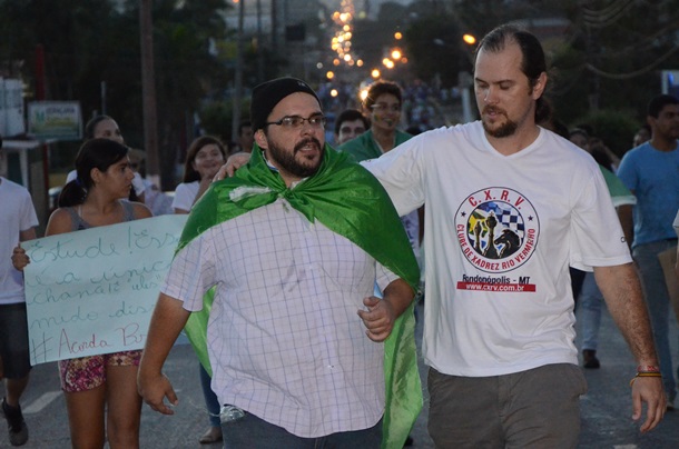 Manifestantes - Foto: Varlei Cordova / AGORA MT
