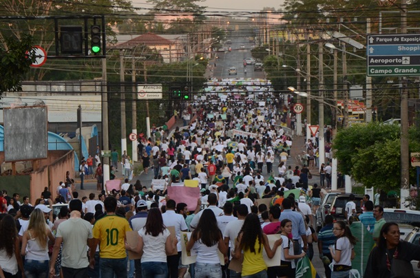 Mais de 10 mil pessoas estiveram presentes - Foto Varlei Cordova / AGORA MT