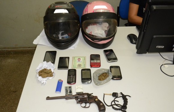 Drogas e arma apreendida com os suspeitos-Foto:Ricardo Costa/AGORA MT