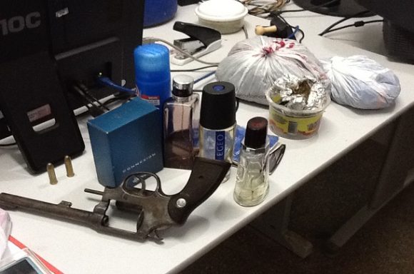 Um revolver calibre 38 também foi encontrado no local - Foto: Ronaldo Teixeira/AGORA MT