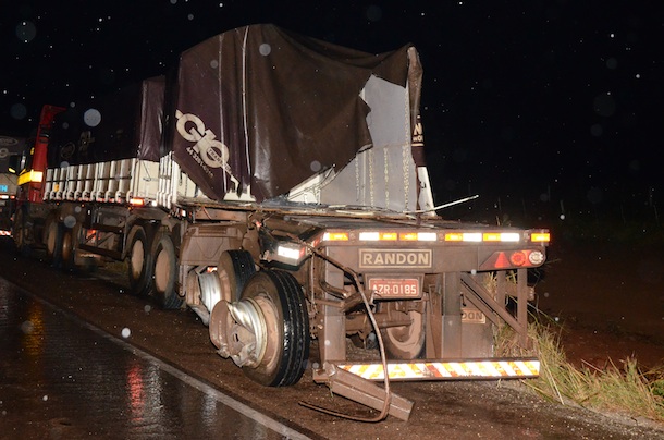 Imagem: A segunda carreta envolvida no acidente ficou com a parte de trás destruídaFoto:Varlei Cordova/AGORA MT