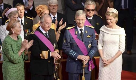 A família real belga, da esquerda para direita: rainha Paola, o rei Albert II, príncipe Philippe e a princesa Mathilde. (Foto: Geert Vanden Wijngaert / AP Photo)