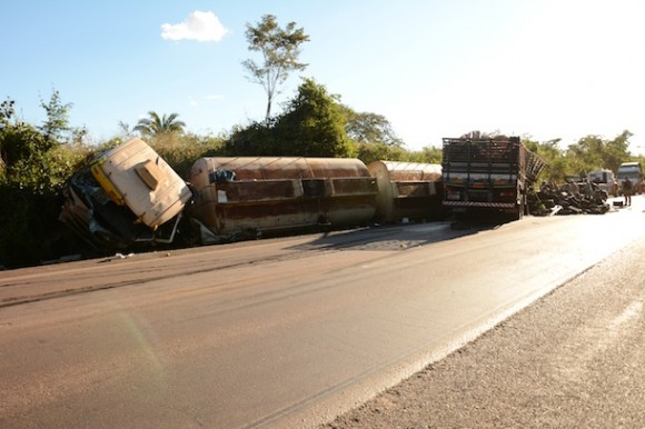 Os caminhões bateram de frente - Foto: Varlei Cordova/AGORA MT