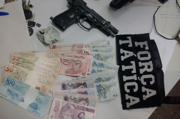 Dinheiro e a arma apreendida - Foto: Força Tática