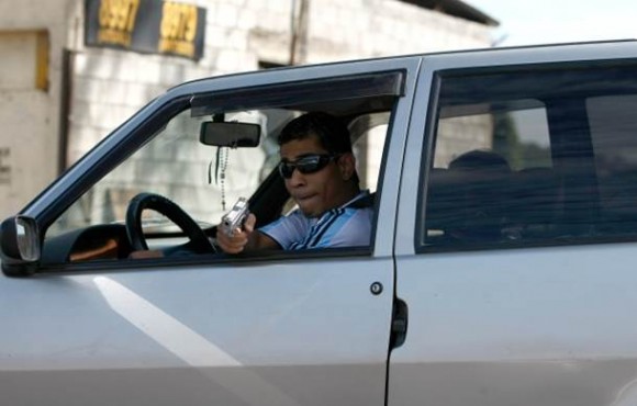Homem é flagrado ao atirar contra carro de reportagem - Foto: Jornal O Tempo
