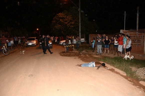 Populares olham corpo da vítima - Foto: Varlei Cordova / AGORA MT