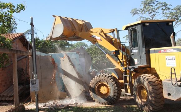 Máquina fazendo a demolição - Foto: assessoria
