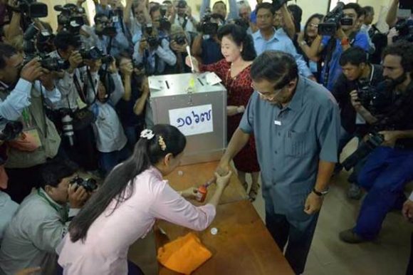 Primeiro-ministro do Camboja, Hun Sen vota nas eleições neste domingo (Foto: AFP Photo/Tang Chhin Sothy)