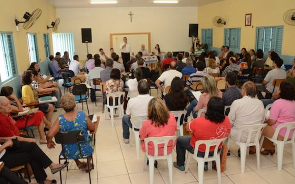 Durante a reunião de lançamento os moradores da região apresentaram vários problemas ao prefeito Percival Muniz. Foto: Varlei Cordova/AGORA MT