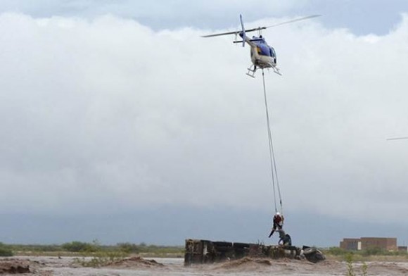 Pessoas são resgatadas de helicóptero em inundação em Chihuahua, no México (Foto: AP)