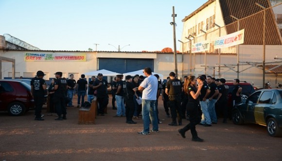 Agentes Penitenciários reunidos em forma de protesto - Foto: Varlei Cordova / AGORA MT
