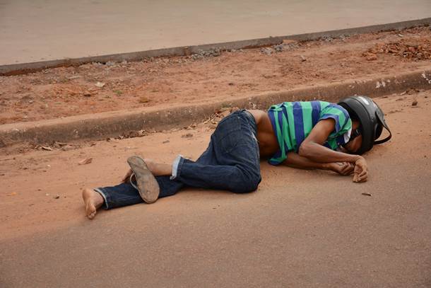 Jovem caído ao solo - Foto: Ronaldo Teixeira / AGORA MT