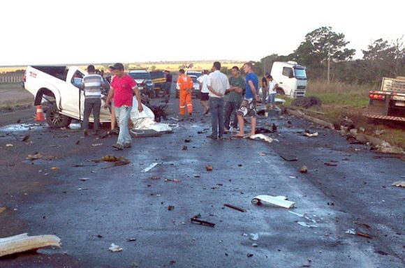 A caminhonete onde estavam os jovens ficou totalmente destruída - Foto: Paulo Coelho/Band Local