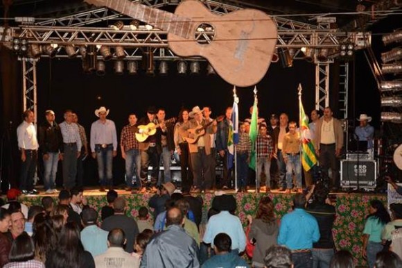 Autoridades municipais e estaduais participaram do evento - Foto: Varlei Cordova/ AGORA MT
