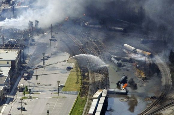 Bombeiros trabalham para apagar o fogo após o incêndio com um trem em Quebec, Canadá (Foto: Mathieu Belanger/Reuters)