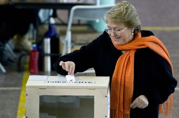 Michelle Bachelet vota durante as primárias deste domingo (30) no Chile (Foto: Martin Bernetti / AFP)